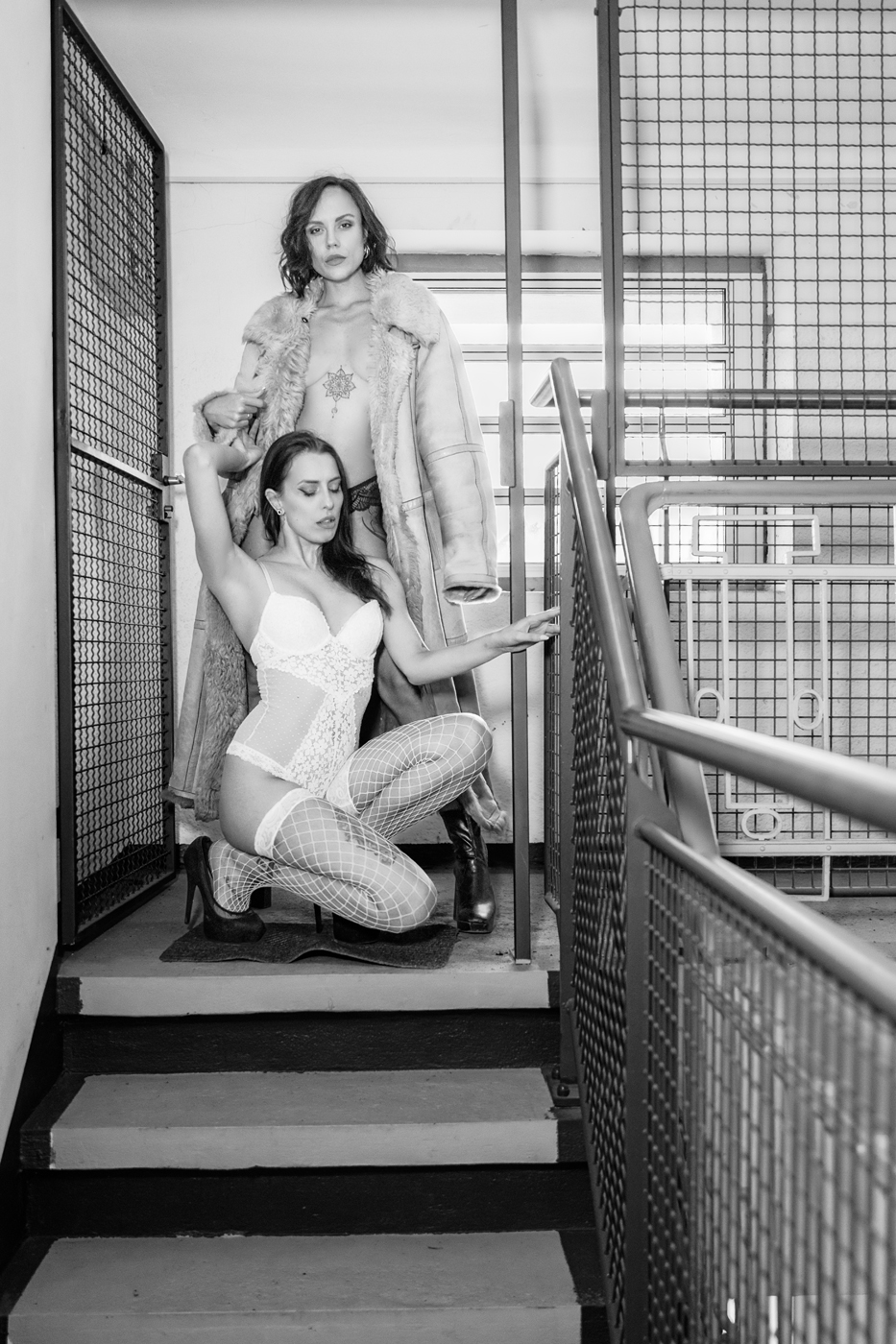 Newton - Studio, Lost Place WEISSE KASERNEN - Newton is back - erotisch und mit Power - mit Miri und Freya -